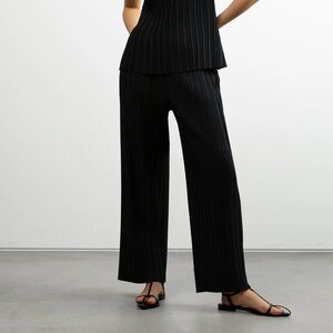 OAK + FORT Black Micro-Pleats Wide-Leg Cropped Pants - size S